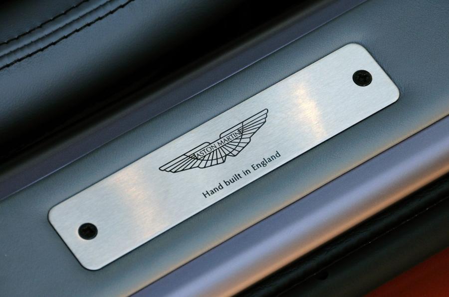 Логотип Aston Martin Virage 2011 года  (UK) (фото 27 из 46)